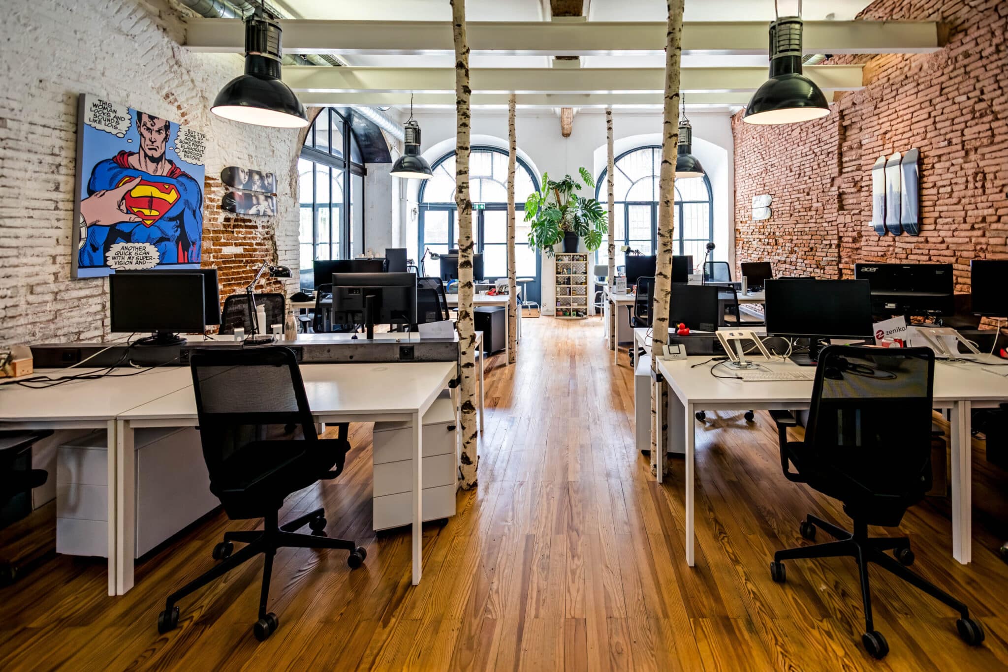 Espace de coworking moderne et lumineux favorisant la concentration, la créativité et la productivité des professionnels.